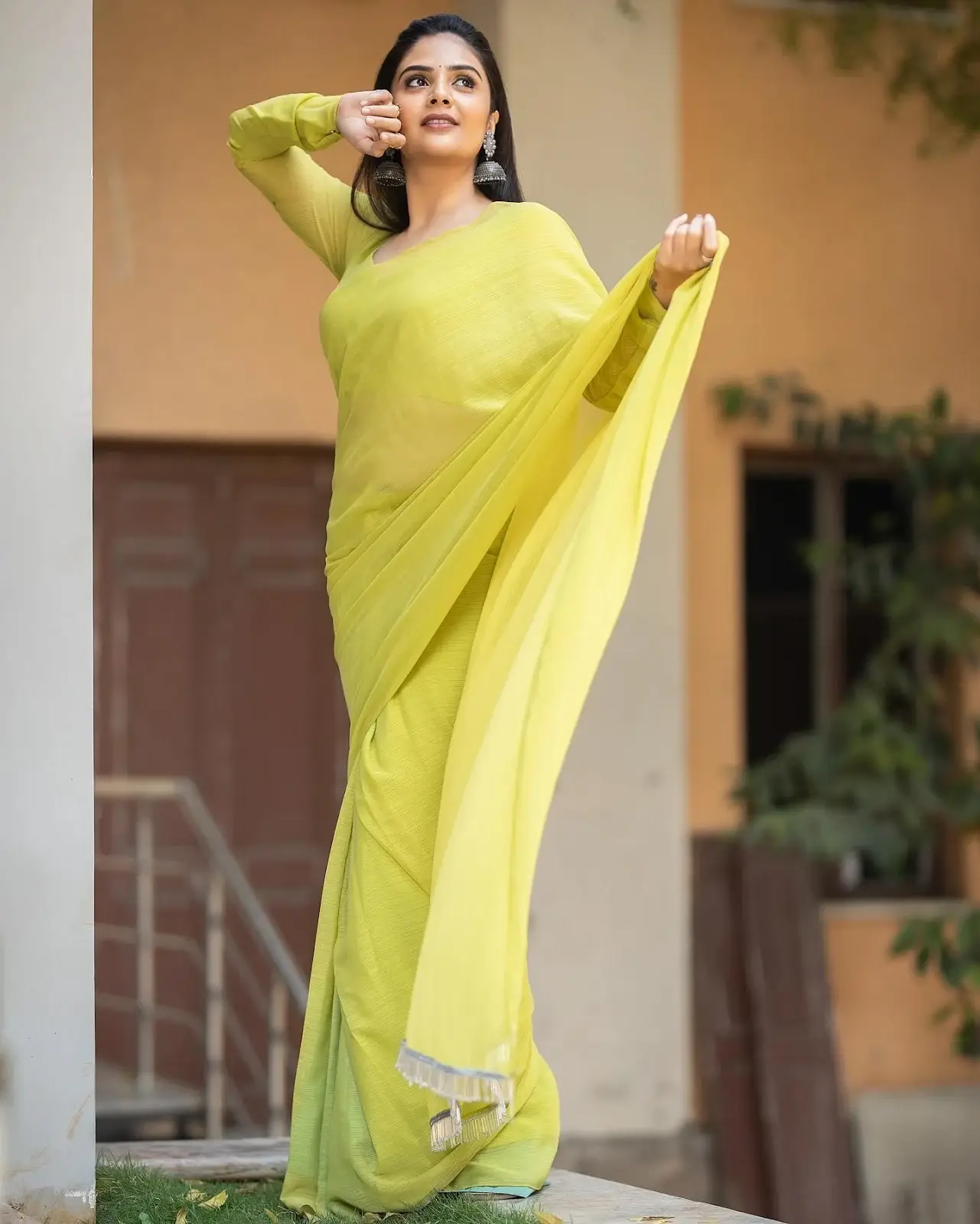 INDIAN TV ANCHOR SREEMUKHI STILLS IN TRADITIONAL GREEN SAREE 3